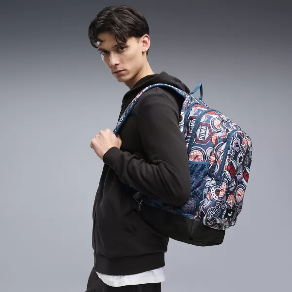  Rucksack PUMA ACADEMY AOP BACKPACK 09115027 MITTERNACHTSBENZIN/FÜR ALLE ZEITEN ROT/LAUFABZEICHEN AOP 