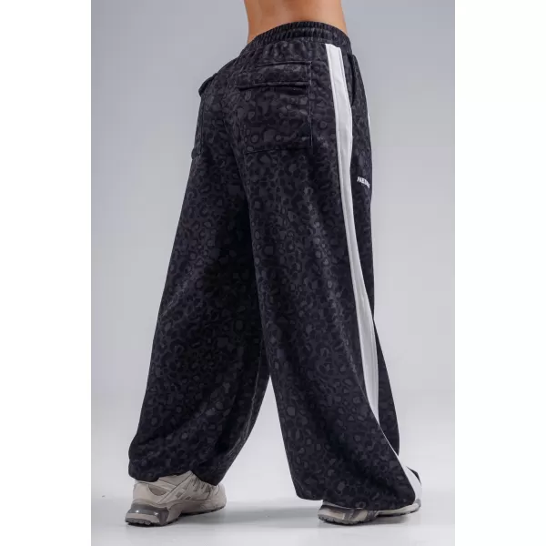  Baggy-Jogginghose mit Leopardenmuster NEBBIA PRIMAL 865 SCHWARZER LEOPARD 