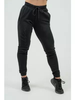 Die charakteristische lockere Jogginghose INTENSE 846 BLACK Nebbia für Damen