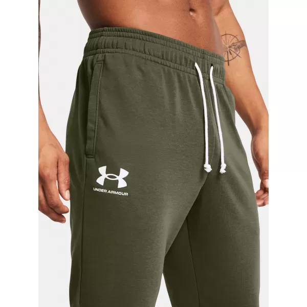  Herren-Jogginghose UNDER ARMOUR RIVAL TERRY JOGGER 1380843-390 GRÜN 