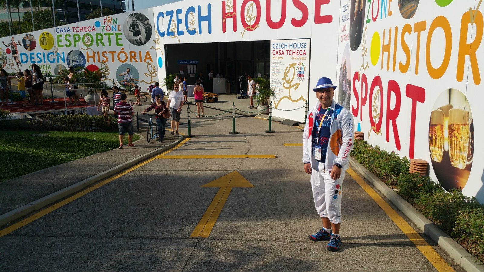 Ein Mann in olympischer Kleidung vor dem Betreten des Tschechischen Hauses