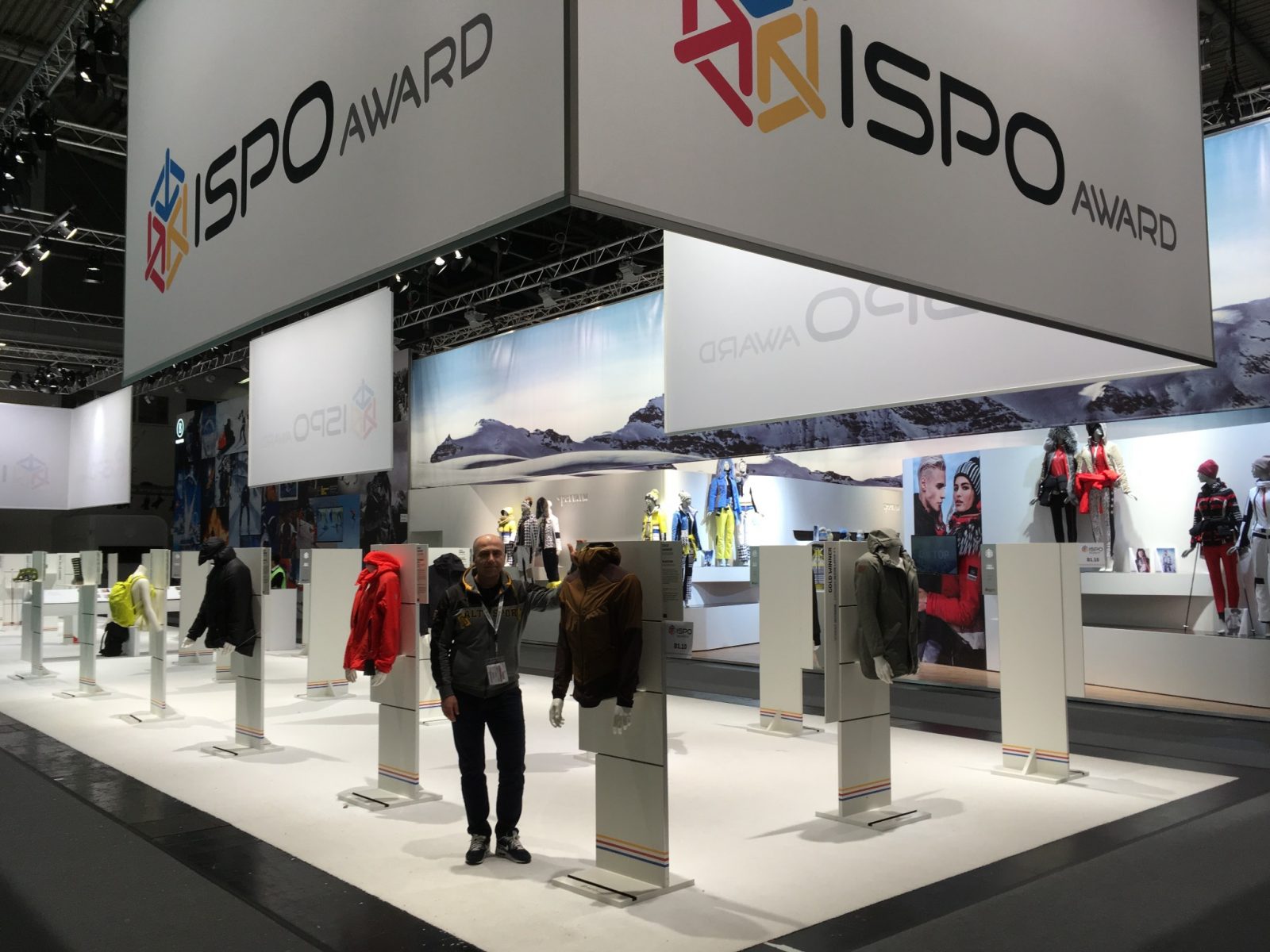 ISPO Award Ausstellung mit Sportbekleidung und Besucher